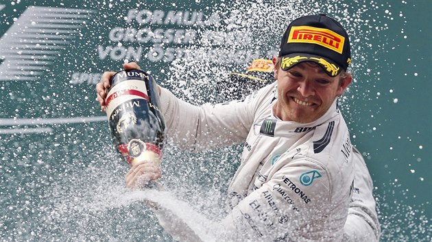 Nico Rosberg oslavuje svj triumf ve Velké cen Rakouska formule 1.