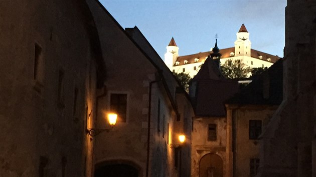 Výhledy na Bratislavský hrad jsou zejména večer velice poetické.