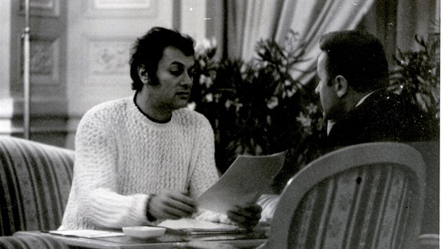 Tehdej editel karlovarskho festivalu Ladislav Kachtk (vpravo) s hercem Tonym Curtisem v roce 1968.