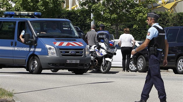 Francouzsk policie uzavela silnice u tovrny v Saint-Quentin-Fallavier, na ni zatoili terorist (26. ervna 2015).