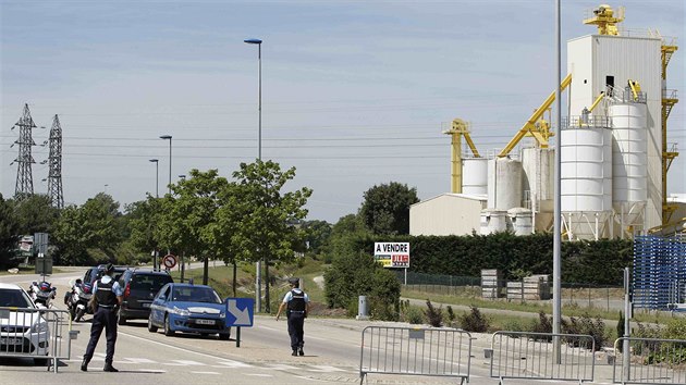 Francouzsk policie uzavela silnice u tovrny v Saint-Quentin-Fallavier, na ni zatoili terorist (26. ervna 2015).