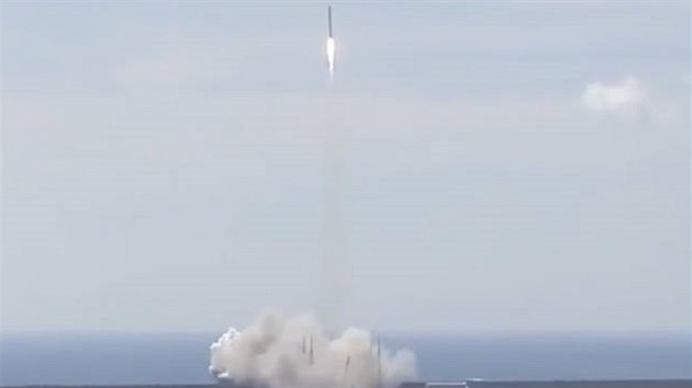 Start rakety Falcon 9 v ned�li 28. 6. 2015