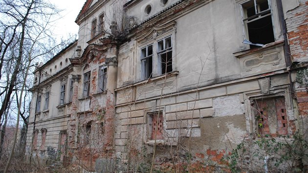 Zmek v Petrovicch je mon nejvt praskou ruinou. Historick barokn usedlost je tak dnes honosnm panstvm jen pro mstn bezdomovce.