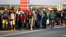 Syr�tí uprchlíci na své pouti p�es Srbsko (22. �ervna 2015)