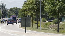 Francouzská policie na míst útoku na továrnu ve mst Saint-Quentin-Fallavier...