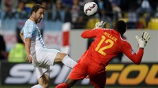Gonzalo Higuain p�ehazuje jamajského branká�e Dwayne Millera.