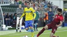 Branimir Hrgota (vlevo) ze švédského týmu čelí skluzu Portugalce Tobiase...