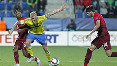 S portugalskou obranou se pere hv�zda �védského výb�ru John Guidetti.