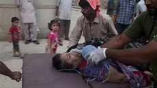 Lidé vezou enu do nemocnice bhem vlny veder v Pákistánu. (24. 6. 2015)