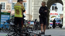 Rakouský hasi a policisté stojí u místa, kde mu najel automobilem do lidí...