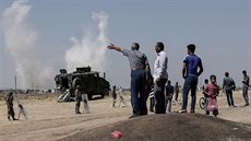 Lidé stojící na turecké stran hranic sledují dní v syrském Kobani (27. ervna...