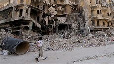Mu prochází kolem poniených budov ve staré ásti Aleppa (27. ervna 2015).
