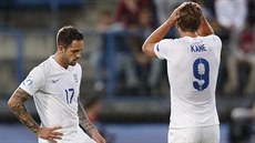 TO NE... Fotbalisté Anglie Harry Kane a Danny Ings litují inkasovaného gólu v...
