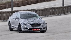 Nový maskovaný Renault Laguna pi testech ve panlsku