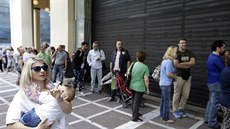 �ekové �ekají p�ed bankou v Aténách, ta v�ak v sobotu rad�ji neotev�ela.