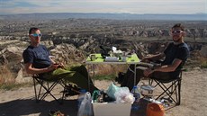 Takhle snídají cestovatelé v kapadocké vesnici Uçhisar, v pozadí Erciyes Dagi...