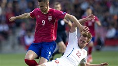 SKLUZ. Stoper Tomá� Kalas (vpravo) se sna�í zastavit srbského úto�níka...