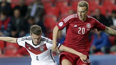 Dánský úto�ník Nicolai Brock-Madsen (vpravo) se sna�í vybojovat mí� proti...