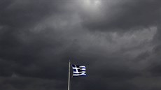 ecká vlajka vrcholku Akropole v Aténách (ilustraní snímek)