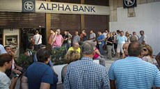 Lidé stojí ve front ped bankomatem v centru Atén. (28. ervna 2015)