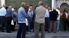 Peván dchodci ekají ped centrálou ecké Národní banky v Aténách. (29. 6....