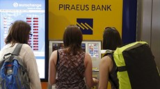 Turistky ekají u bankomatu na mezinárodním letiti v  Aténách. Podle vládního...