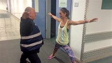 Sekuriťák se učí jógu od Američanky Tary Stiles