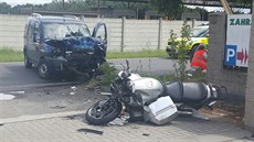 Nehoda motocyklista s automobilem v Kostelci nad Labem (28. ervna 2015).