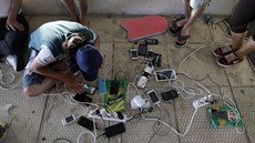 Elektrické zásuvky patí v uprchlických táborech k nejpopulárnjím místm...