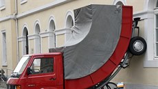 Dílo s názvem Truck vystavil Erwin Wurm u centra umní v Karlsruhe.