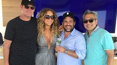 Mariah Carey s Jamesem Packerem (vlevo), režisérem Brettem Ratnerem, který je...