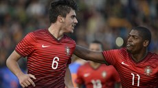 JSI PA�ÁK. Rúben Neves p�ijímá gratulace po gólu v portugalském národním dresu.