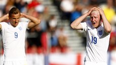 Anglití fotbalisté Will Hughes (vpravo) a Harry Kane litují zahozené ance.