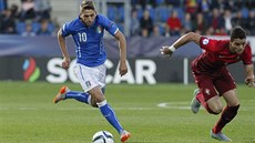 Italský útoník Domenico Berardi v akci proti portugalské obran