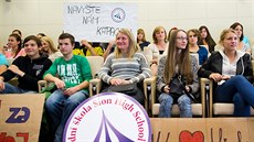 Studenti přišli na zastupitelstvo kraje podpořit snahu hradecké soukromé školy...