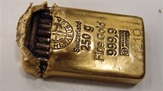 Pod zlatým povrchem se skrýval ve srovnání se zlatem tém�� bezcenný wolfram.