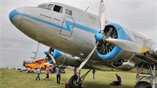 Na stran� mechanika se nachází dví�ka pro nouzové opu�t�ní kabiny pilot�.