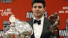 Montrealský gólman Carey Price pózuje s trofejemi, které získal bhem...