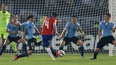 Chilský fotbalista Mauricio Isla nap�ahuje ke gólové tref� v zápase s týmem...