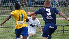 Teplický Ulrich Kapolongo (ve �lutém) se chystá p�ekonat varnsdorfského gólmana...