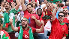 Portugaltí fanouci se radují z jednoho z gól v nmecké brance.