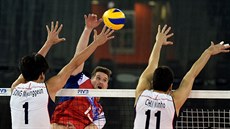 eský volejbalista Jan tokr se snaí vyzrát na korejskou obranu.