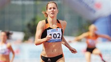 Denisa Rosolová v běhu na 400 metrů překážek na mistrovství republiky v Plzni.