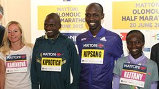 Mary Keitanyová. Wilson Kipsang, Stephen Kiprotich a Petra Kamínková, úastníci...