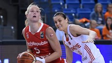 Turecká basketbalistka �aziye Iveginová (vpravo) sleduje unikající �eské k�ídlo...
