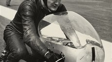 Britský závodník Mike Hailwood.