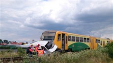 Ve Stránici smetl osobní vlak na pejezdu auto (24. 6. 2015).