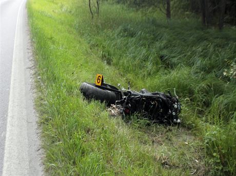 Motorká nepeil sráku s autem nedaleko Skalné na Chebsku.