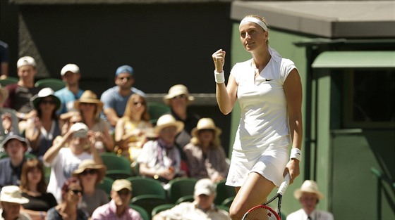 Petra Kvitová slaví hladký postup do 2. kola tenisového Wimbledonu.