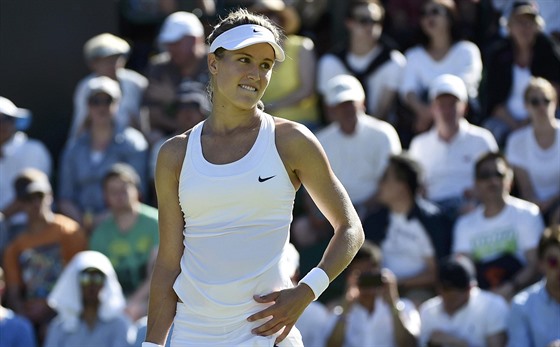 Kanadská tenistka Eugenie Bouchardová se diví, co pedvádí v 1. kole Wimbledonu.